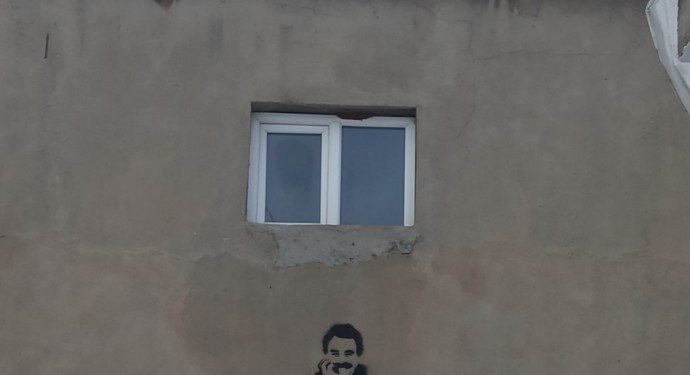 Ciwanên Welatparêz li dijî tecrîd û komployê li ser dîwaran wêneyên Rêberê Gelan û ala PKK’ê xêz kir