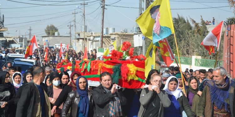 Şêniyên Mexmûr şehîdên xwe rakirin