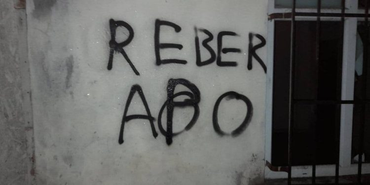 Ciwanên Welatparêz li Stenbolê bi nivîsan ve bal kişandin li ser tecrîd û dagirkeriyê