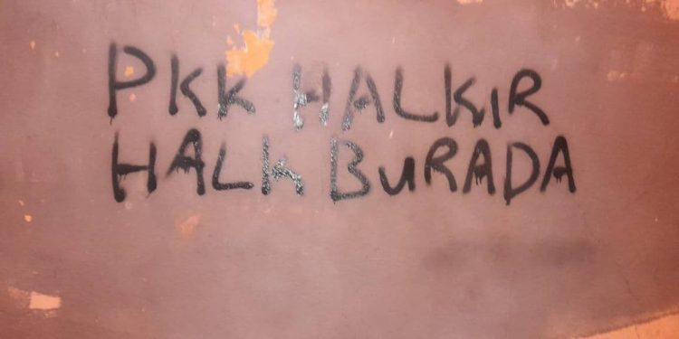 Ciwanên Welatparêz li Stenbolê bi nivîsan ve bal kişandin li ser tecrîd û dagirkeriyê