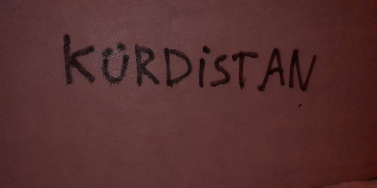 Ciwanên Welatparêz li Stenbolê bi nivîsan ve bal kişandin li ser tecrîd û dagirkeriyê