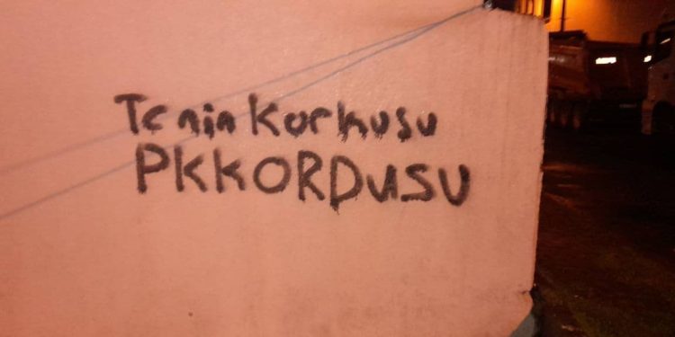 Ciwanên Welatparêz li Stenbolê bi nivîsan ve bal kişandin li ser tecrîd û dagirkeriyê