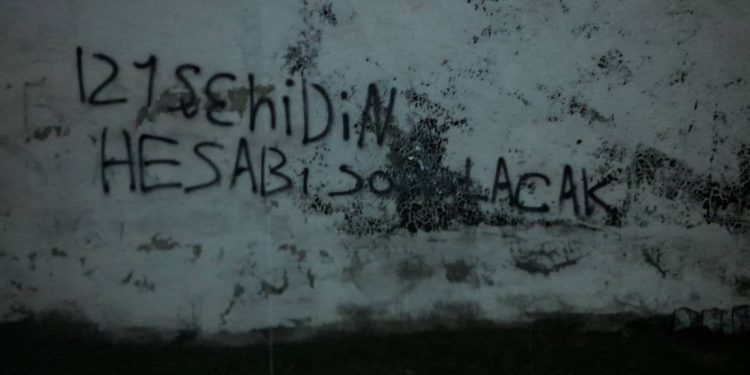 Ciwanên Welatparêz li Stenbolê bi nivîsan ve bal kişandin li ser tecrîd û dagirkeriyê