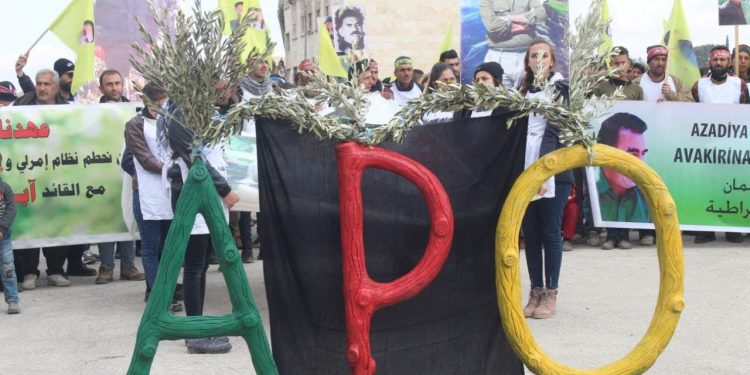 Bi deh hezaran şêniyên Efrînê li dijî komployê daketin qadan