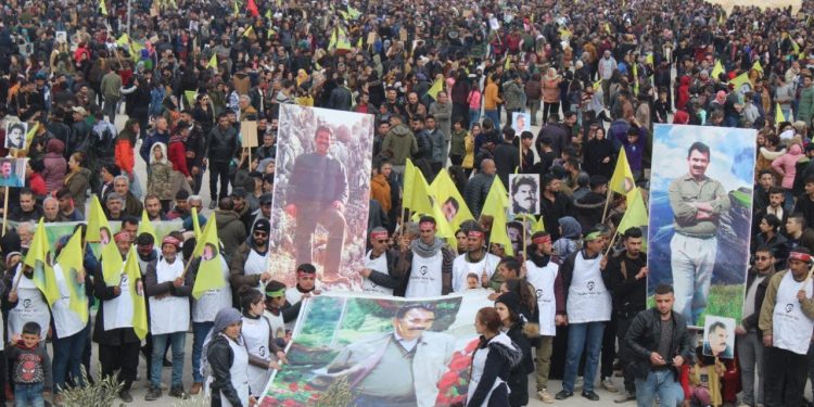 Bi deh hezaran şêniyên Efrînê li dijî komployê daketin qadan