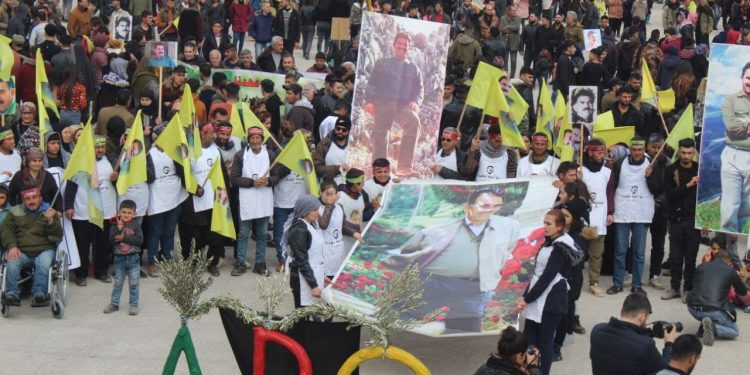 Bi deh hezaran şêniyên Efrînê li dijî komployê daketin qadan