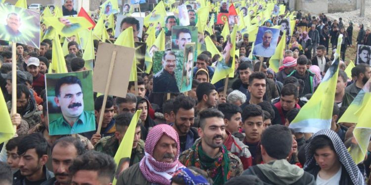 Bi deh hezaran şêniyên Efrînê li dijî komployê daketin qadan