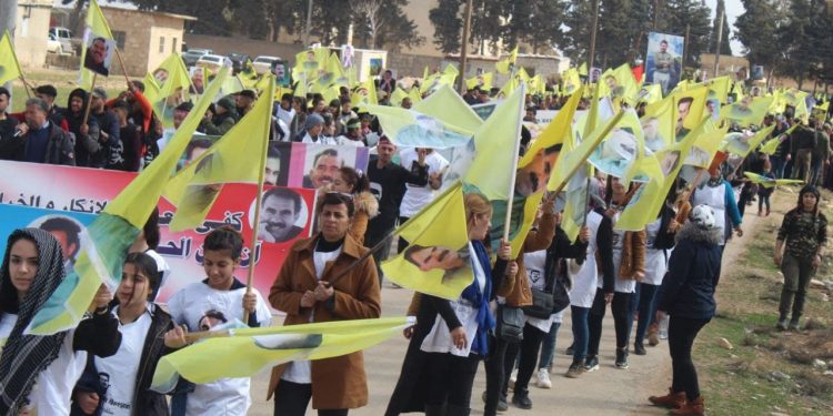 Bi deh hezaran şêniyên Efrînê li dijî komployê daketin qadan