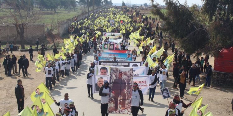 Bi deh hezaran şêniyên Efrînê li dijî komployê daketin qadan