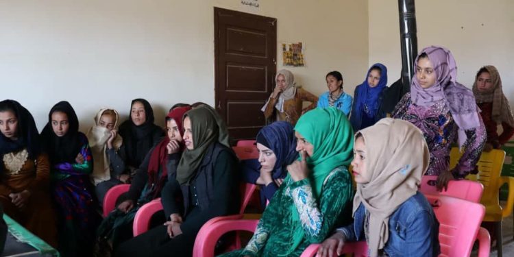 Yekitiya Jinên Ciwan li Hesekê perwerdeya leşkerî da jinên ciwan