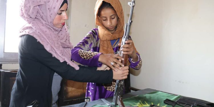 Yekitiya Jinên Ciwan li Hesekê perwerdeya leşkerî da jinên ciwan