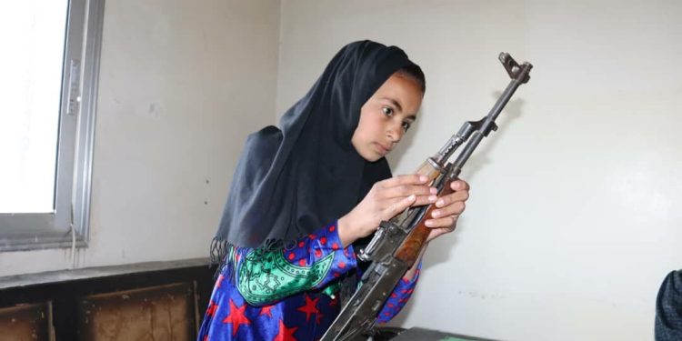 Yekitiya Jinên Ciwan li Hesekê perwerdeya leşkerî da jinên ciwan