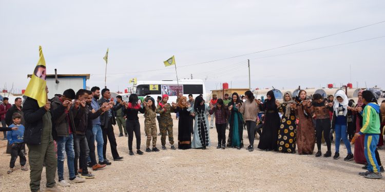 Yekitiya Jinên Ciwan li Hesekê bi boneya 8’ê Adarê Roja Jinan a Cîhanê şanoyek pêşkêş kir