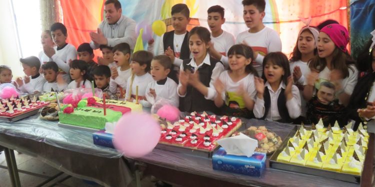 Zarokên şehîdan rojbûna Rêberê Gelan pîroz kirin