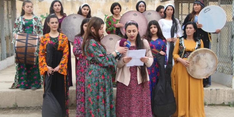 Yekitiya Jinên Ciwan bi boneya 8’ê Adarê daxuyanî da