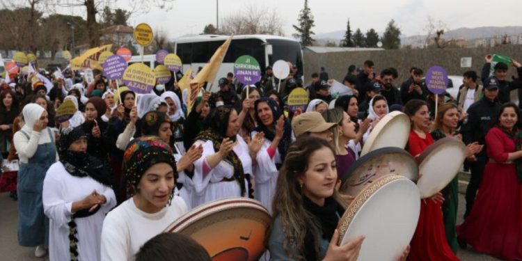 Jin bi boneya 8’ê Adarê xwe berdane meydanan