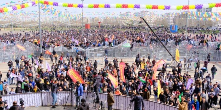 Gelê Amedê bi sloganên “Bijî Serok Apo” barîkatên hilweşand