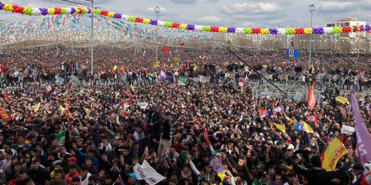 Ligel astengî û qedexeyan bi sed hezaran kes li Newrozê kom bûn; ‘Bijî Serok Apo’