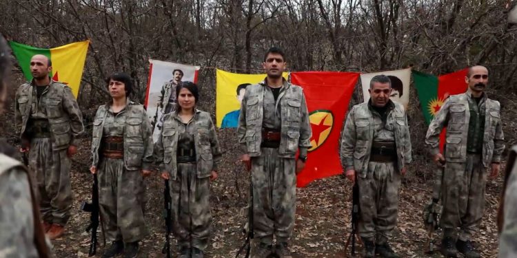 Yekîneyên gerîlla yên gerîlla agirê Newrozê pêxistin: Şervanên Rêber Apo tên