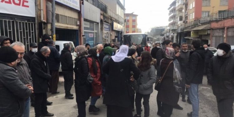 Li Stenbolê polîsan girtin ser avahiya HDP’ê ya Kartalê