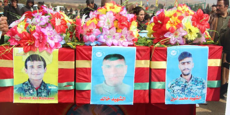 Li Kobanê merasîm ji bo sê şehîdan hate li darxsitin