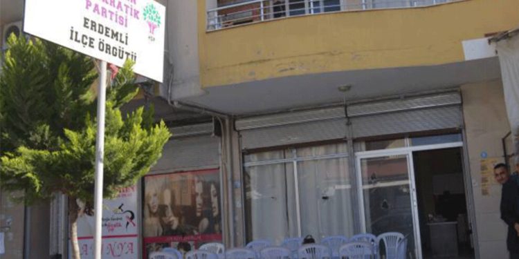 Li dijî avahiya HDP’ê ya Navçeya Erdemliyê êrîşa çekdarî pêk hat