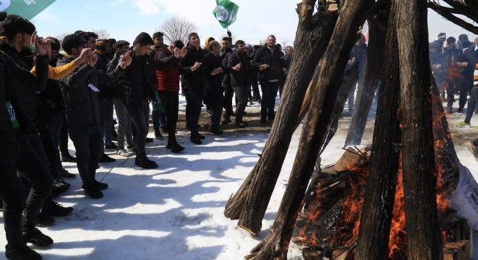 Li Agiriyê bi dirûşma “Dem dema serkeftinê ye” agirê Newrozê hat vêxistin