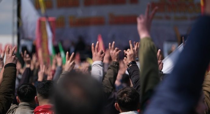 Li Êlihê bi deh hezaran ji qada Newrozê bang kirin; “Be serok jiyan nabe”