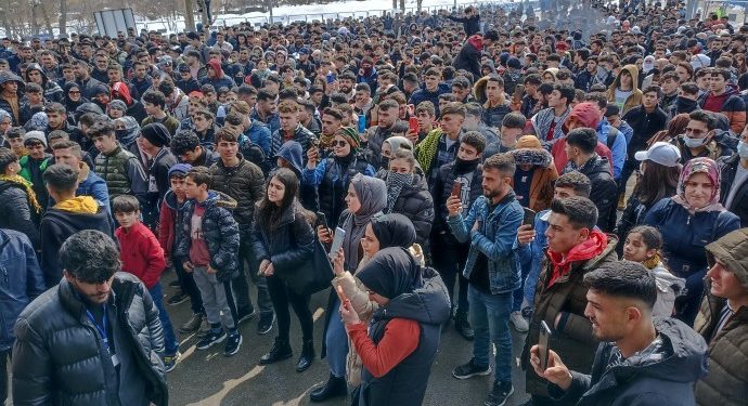 Gelê Mûşê tevî hemû astengiyan agirê Newrozê pêxist