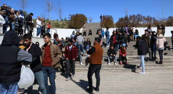 Xwendekarên Zanîngeha Şirnexê li dijî zeman daketin qadan