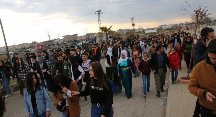 Ciwanên Welatparêz piştî Pîrozbahiya Newrozê siloganan ve dest bi meşê kirin