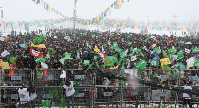Bi sed hezaran kesî herikîn ber keleha Wanê – “Bijî Serok Apo”