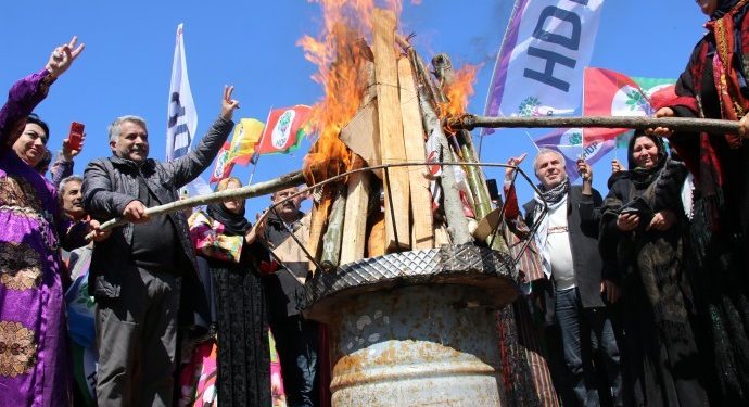 Newroza Pirsûsê diyariya Dayika Emîne hat kirin