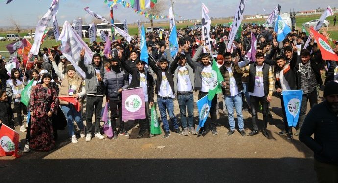 Newroza Pirsûsê diyariya Dayika Emîne hat kirin