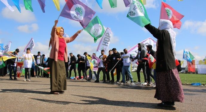 Newroza Pirsûsê diyariya Dayika Emîne hat kirin