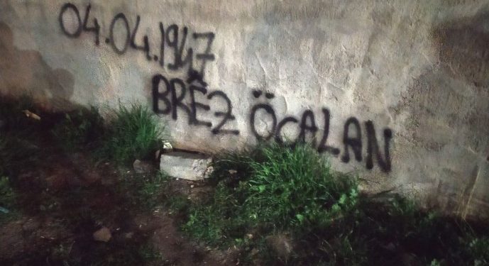 Ciwanên HDP’ê ji bo rojbûna Rêberê Gelan li ser dîwaran xebata nivîsê pêk anîn