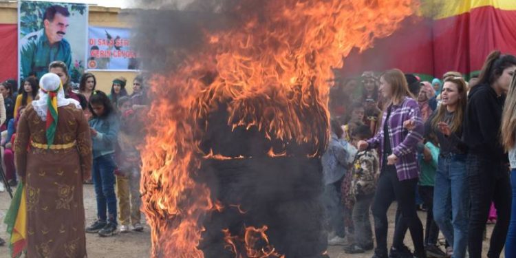 Ciwanên Kobanê şahiya Newrozê li darxistin