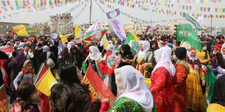 Bi hezaran şêniyên Sêrtê bi dirûşmeyên “Bijî Serok Apo” dest bi Newrozê kirin