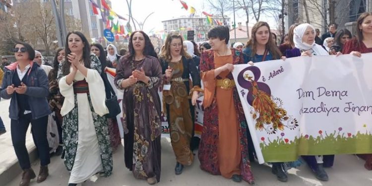 Li Wanê jinan bi rengên xwe daketin qadan – “Dem dema Azadiya Jinê ye”