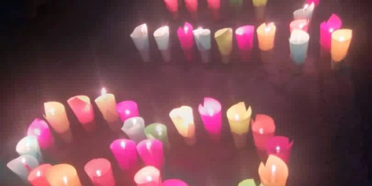 Yekitiya Jinên Ciwan ji bo bîranîna jinên Reqayê hatine qetilkirin mûm pêxistin