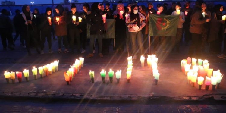 Yekitiya Jinên Ciwan ji bo bîranîna jinên Reqayê hatine qetilkirin mûm pêxistin