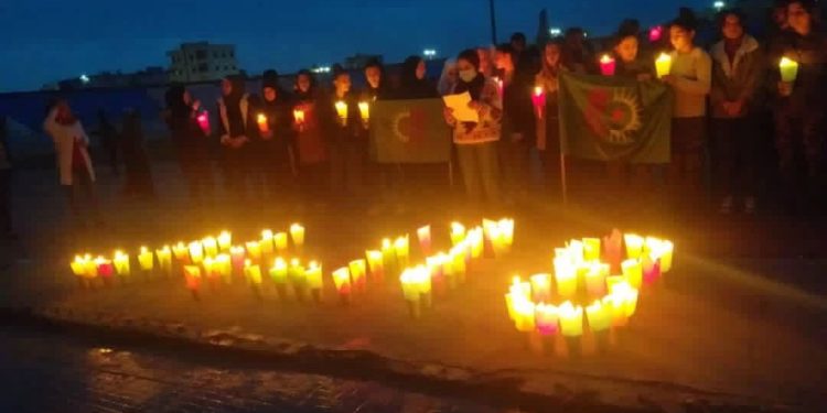 Yekitiya Jinên Ciwan ji bo bîranîna jinên Reqayê hatine qetilkirin mûm pêxistin