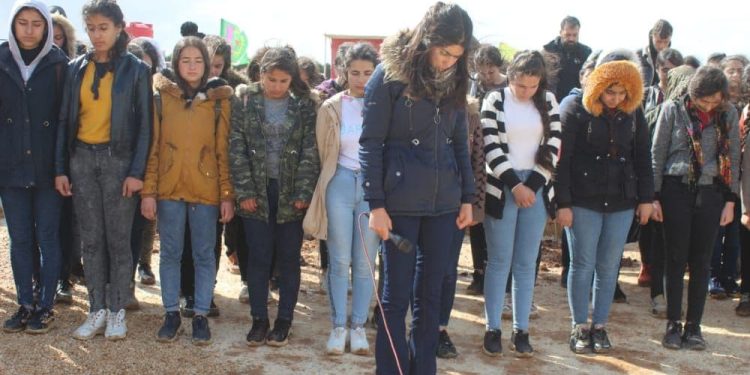 Yekitiya Jinên Ciwan li Şehbayê bi boneya 8’ê Adarê dar çandin