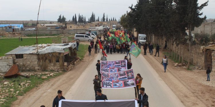 Tevgera Xwendekarên Demokratîk li Şehbayê li dijî dagirkirina Efrînê meşiyan