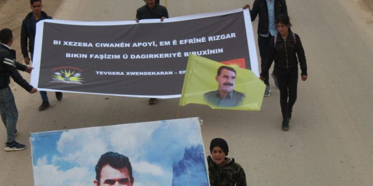 Tevgera Xwendekarên Demokratîk li Şehbayê li dijî dagirkirina Efrînê meşiyan