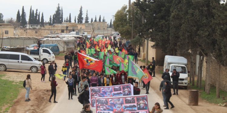 Tevgera Xwendekarên Demokratîk li Şehbayê li dijî dagirkirina Efrînê meşiyan
