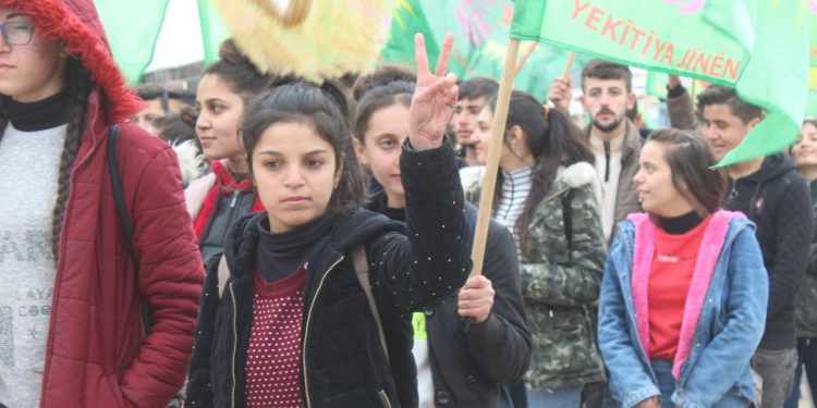 Tevgera Xwendekarên Demokratîk li Şehbayê li dijî dagirkirina Efrînê meşiyan