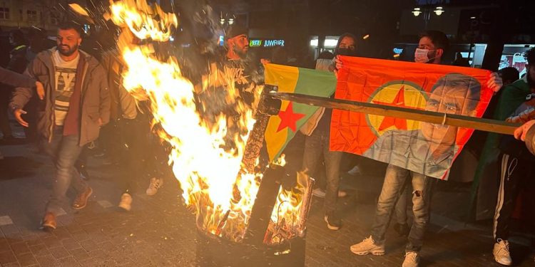 Li bajarên Elmanyayê bi pêşengiya ciwanan pîrozbahiyên 50’emîn Sala Serketinê