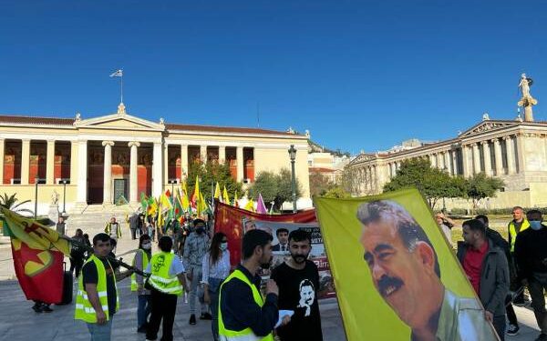 Tevgera Ciwanên Şoreşger li Atînayê li dijî îxanetê meşiya