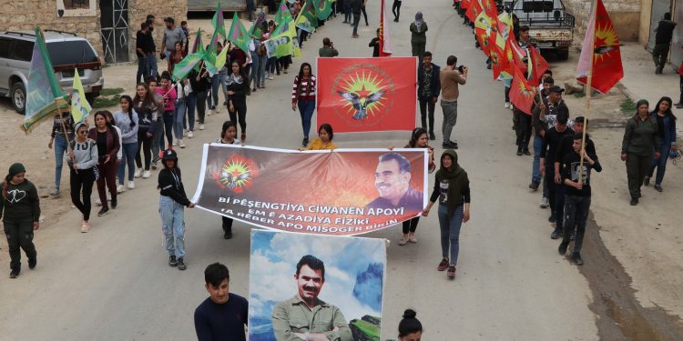 Ciwanên Efrînê li dijî tecrîdê daketin qadan